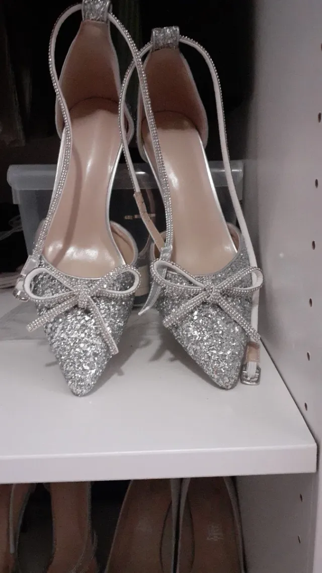 Tacones plateados con lazo y pedrería