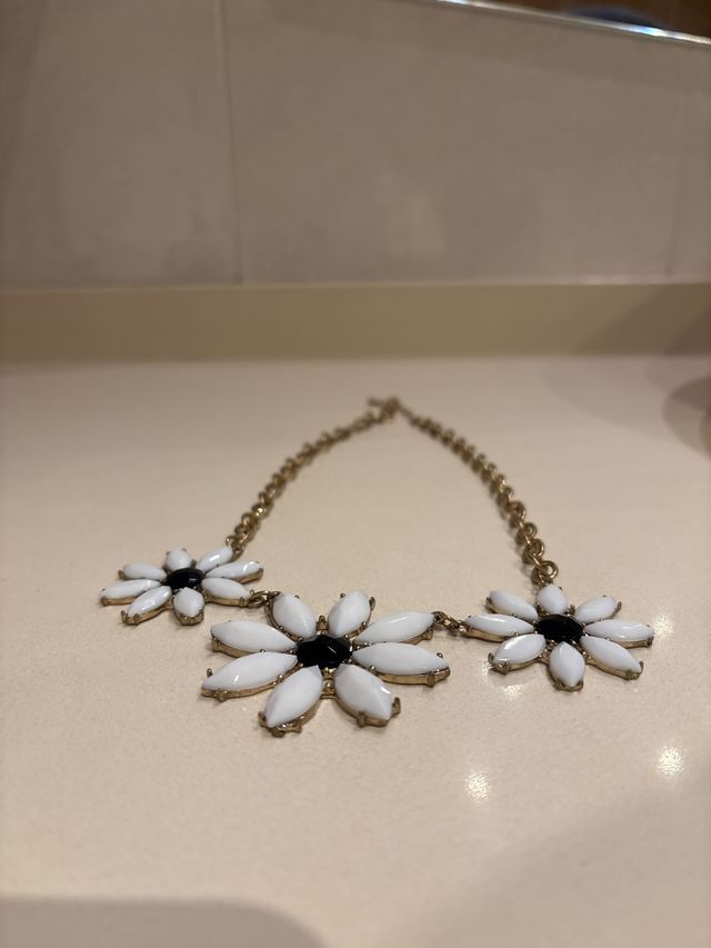 Collar de flores blanco y dorado