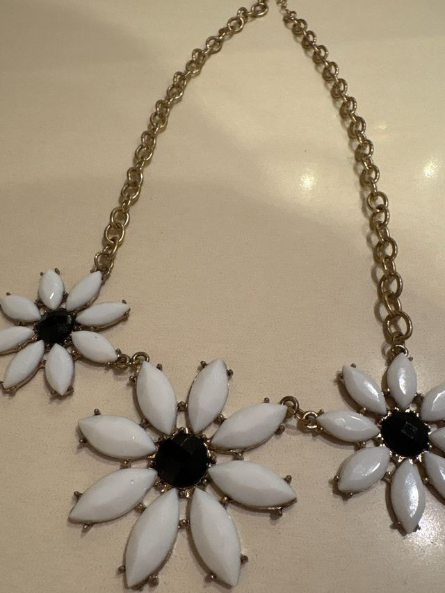 Collar de flores blanco y dorado