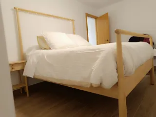 Letto Gjora Ikea in legno con sommier e comodini