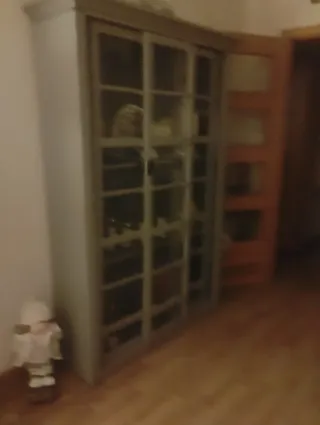 Vitrina de madera y cristal,con capitoné arriba