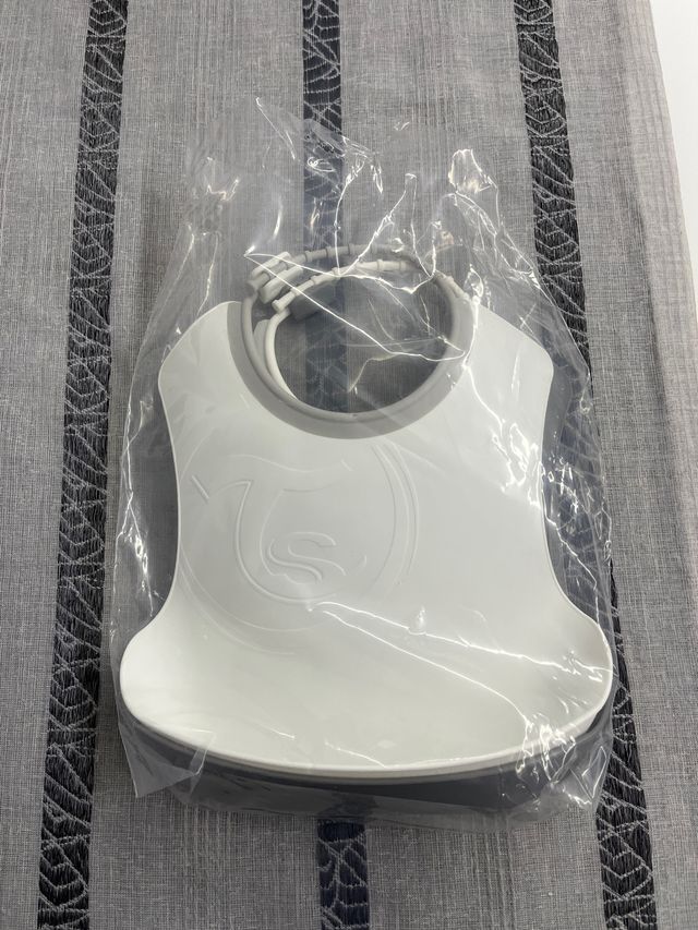 Dos baberos  de goma blanco y gris