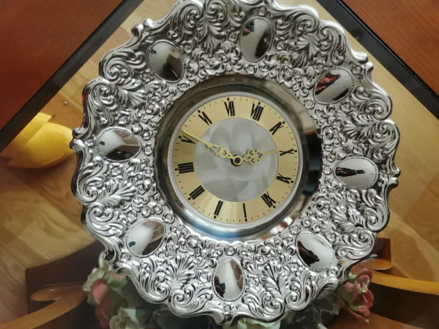 Reloj de mesa decorativo plateado