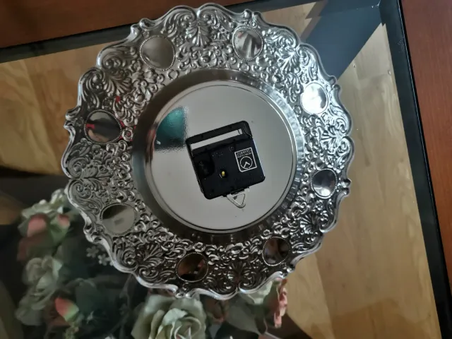 Reloj de mesa decorativo plateado