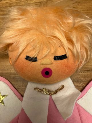 Angelo decorativo rosa con stelle