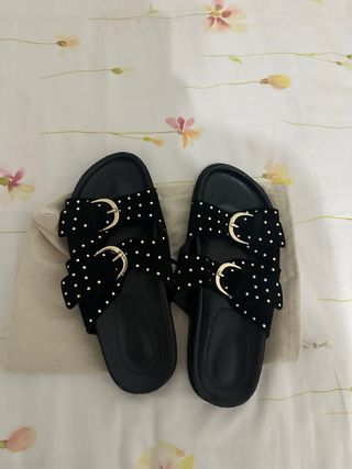 Sandalias Zara negras con tachuelas doradas