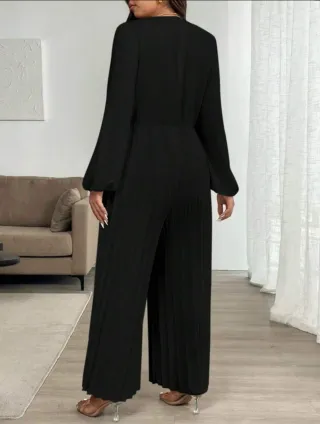 Mono negro plisado elegante