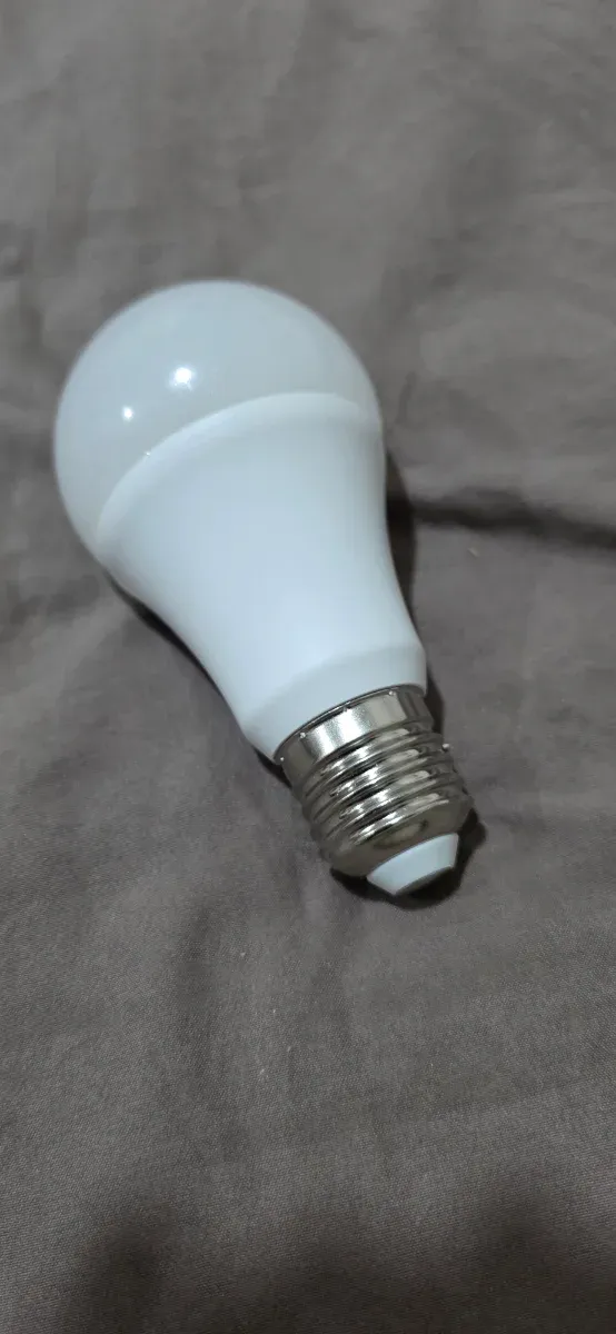 Bombilla LED Inteligente Blanca y Plateada Alexa