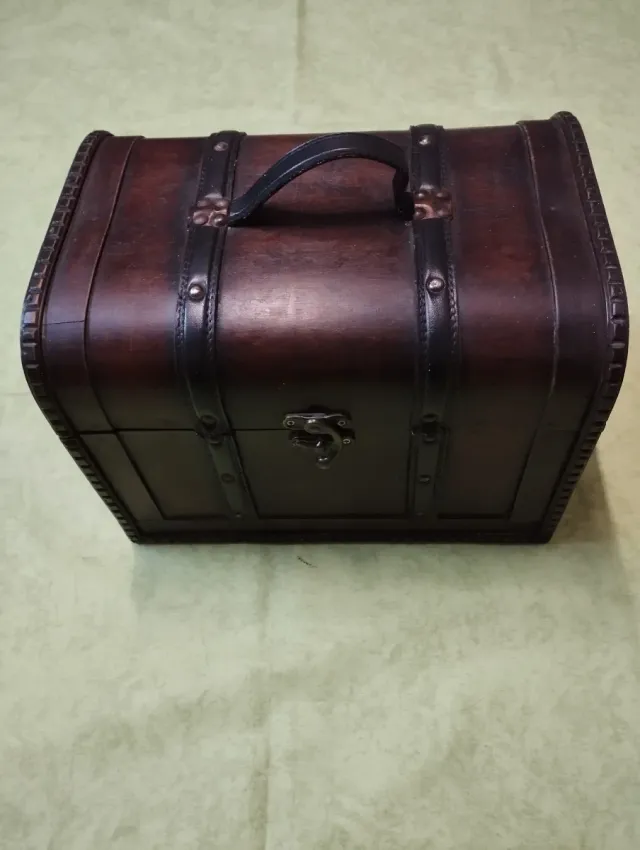 Baúl de madera con detalles en cuero