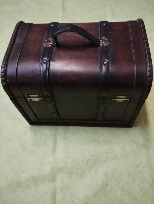Baúl de madera con detalles en cuero