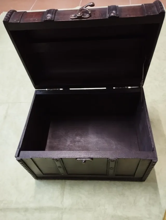 Baúl de madera con detalles en cuero