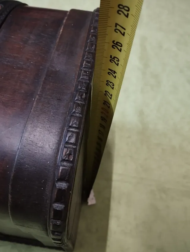 Baúl de madera con detalles en cuero