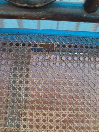 Banco antiguo madera y ratán