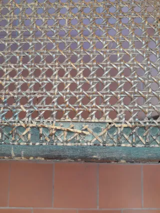 Banco antiguo madera y ratán