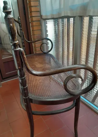 Banco antiguo madera y ratán