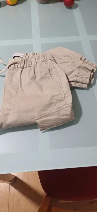 Pantalón cargo beige con bolsillos