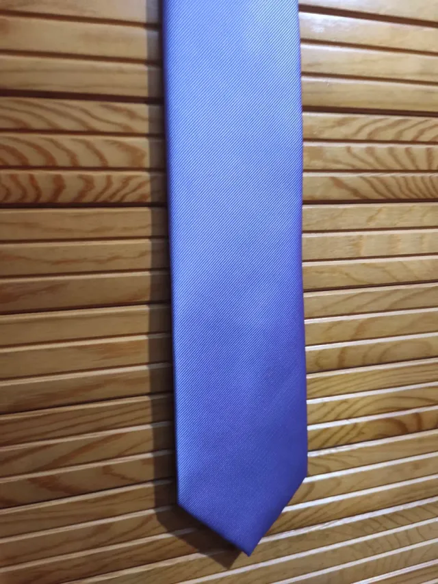 Corbata azul y morada