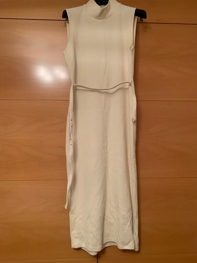 Vestido Zara sin mangas color beige