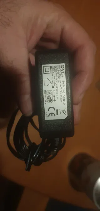 Adaptador DVE+5V 2A / 100-240V MODELO:DSA-12PFA-05