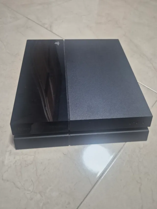 PS4 500 GB en perfecto estado + mando y cable.