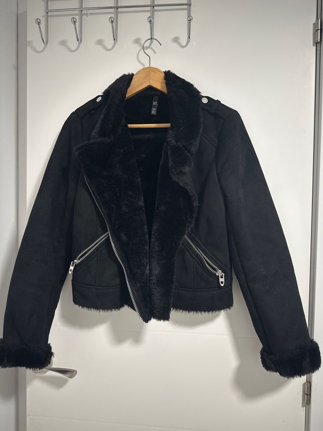Chaqueta negra con pelo