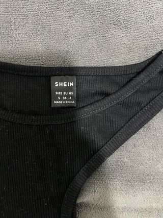 Camiseta negra asimétrica de Shein