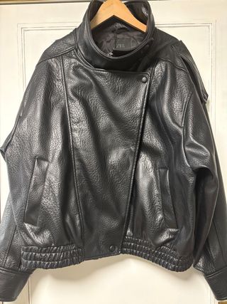 Cazadora efecto piel Zara negra sin estrenar. XXL.