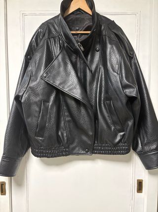 Cazadora efecto piel Zara negra sin estrenar. XXL.