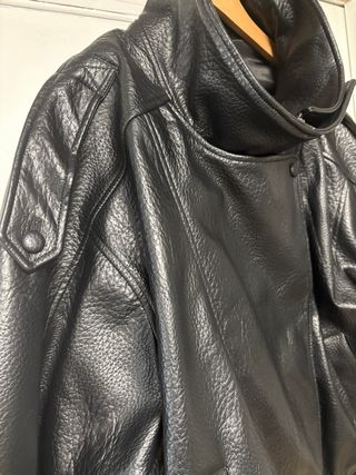 Cazadora efecto piel Zara negra sin estrenar. XXL.