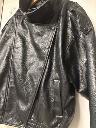 Cazadora efecto piel Zara negra sin estrenar. XXL.