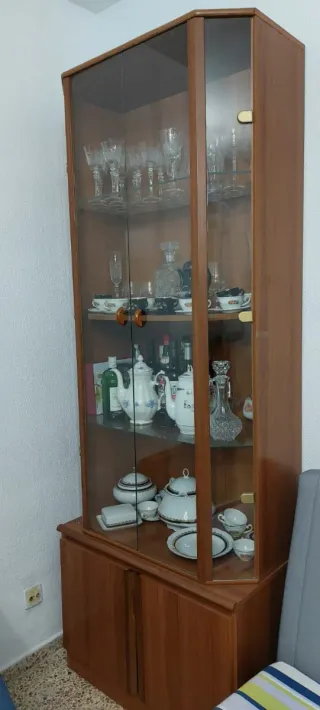Vitrina de madera y cristal