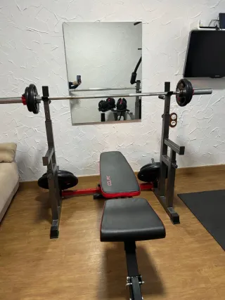 Banco de pesas con barra y discos