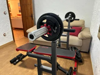 Banco de pesas con barra y discos