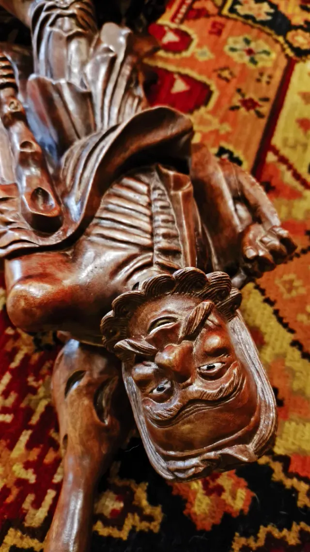 Escultura Buda Sonriente sobre León - palo rosa