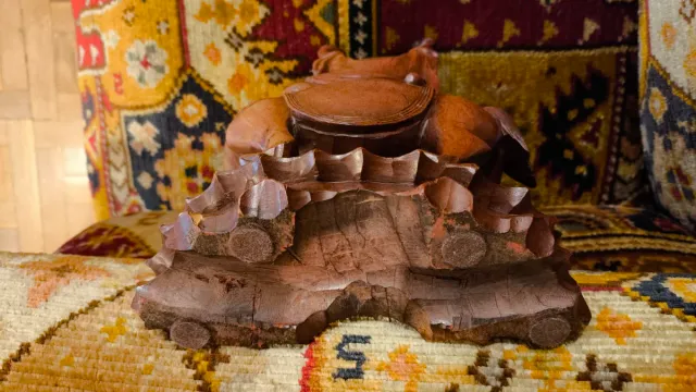 Escultura Buda Sonriente sobre León - palo rosa