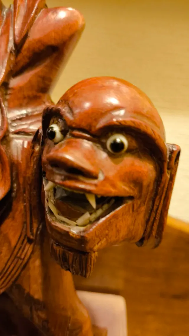 Escultura Buda Sonriente sobre León - palo rosa