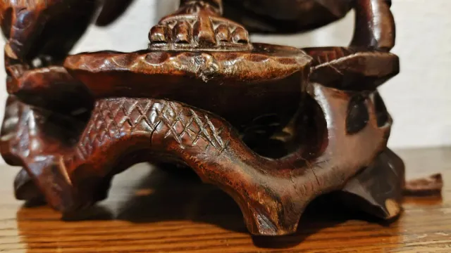 Escultura Buda Sonriente sobre León - palo rosa