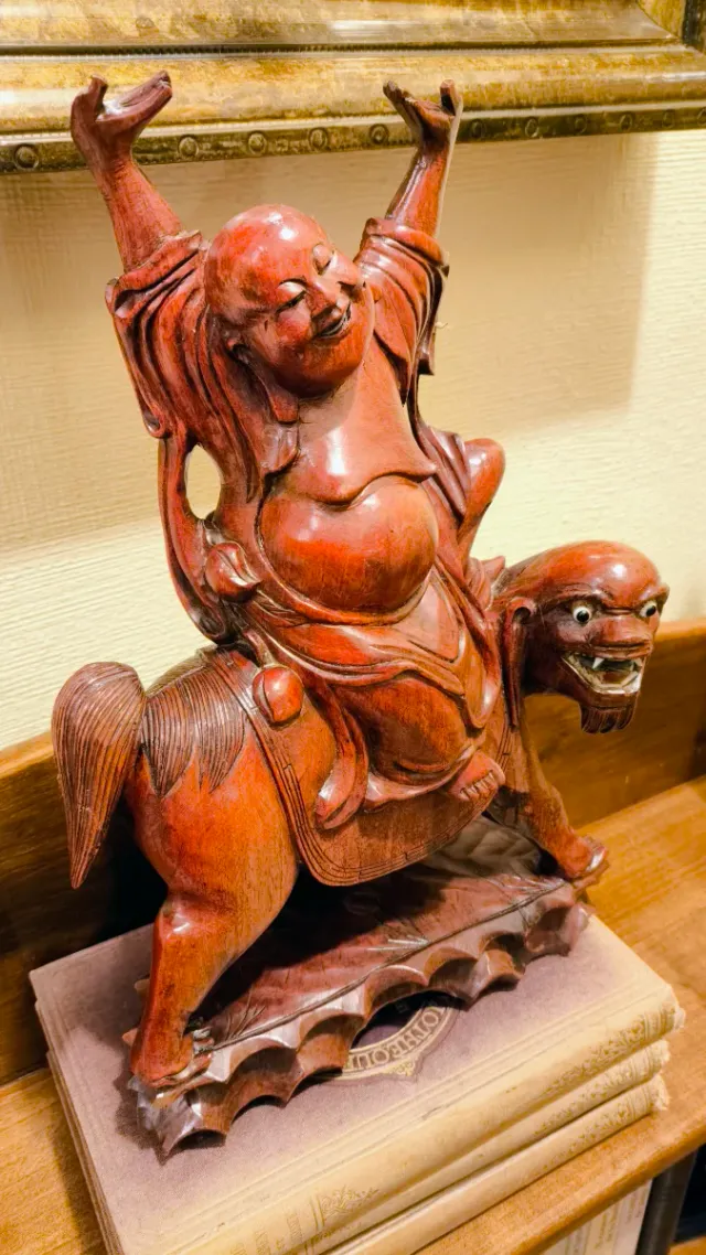 Escultura Buda Sonriente sobre León - palo rosa