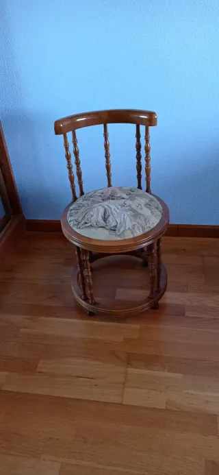 Silla baja decorativa con tapizado (son 2 sillas)