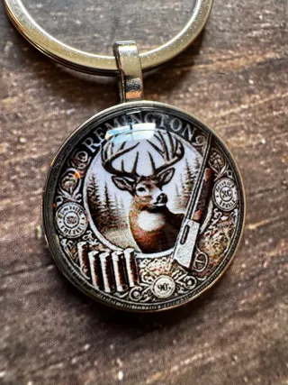 LLAVERO DE CAZA REMINGTON CIERVO Y ESCOPETA