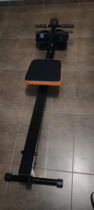 Máquina de remo negra