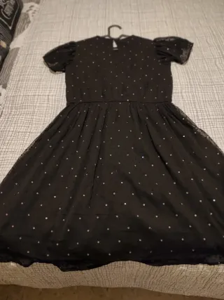 Vestido negro con lentejuelas plateadas