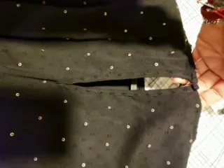 Vestido negro con lentejuelas plateadas