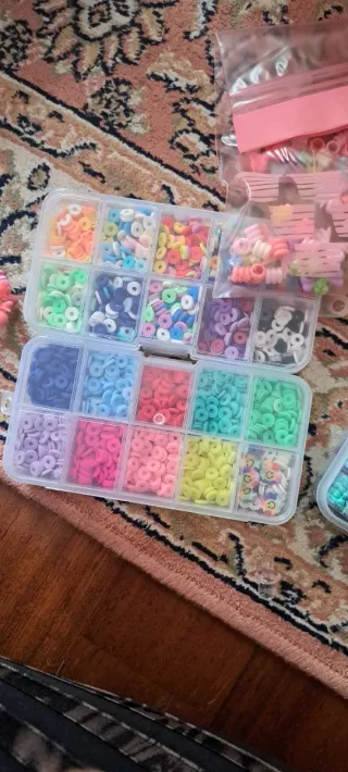 Materiale per realizzare braccialetti e collanine