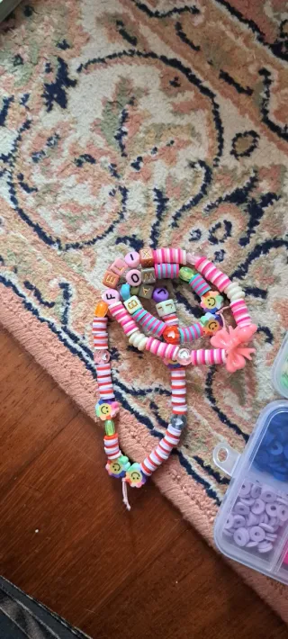 Materiale per realizzare braccialetti e collanine