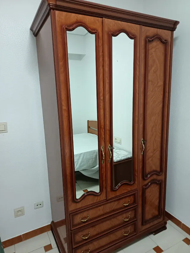 Armario clásico madera con espejos