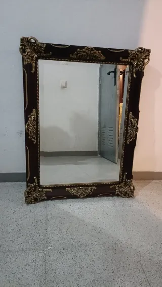 Espejo Antiguo de madera con marco dorado