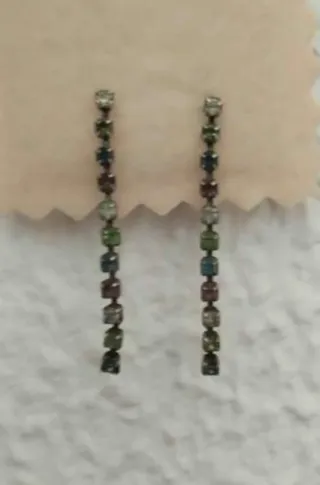 Pendientes plateados con piedras de colores