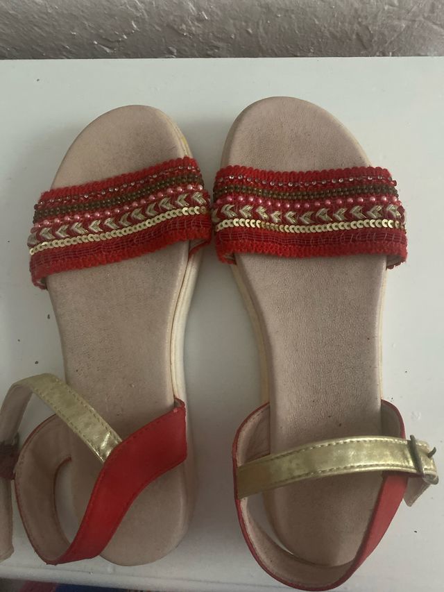 Sandalias doradas y rojas con pedrería