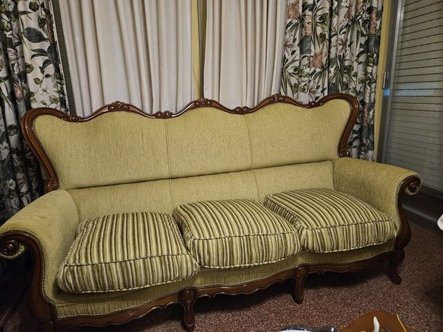 Sofá y sillones de tela y madera vintage